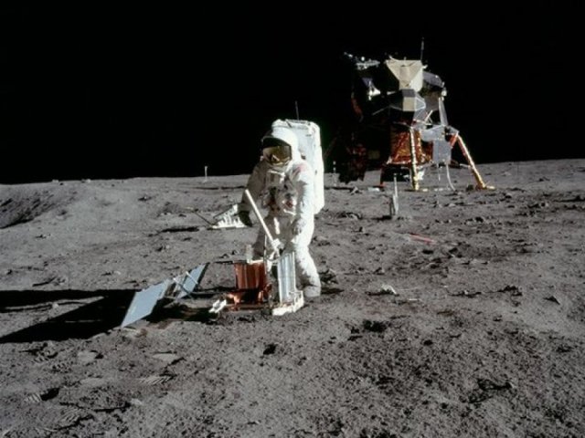 أهمّ الرحلات التي قام بها الإنسان إلى القمر