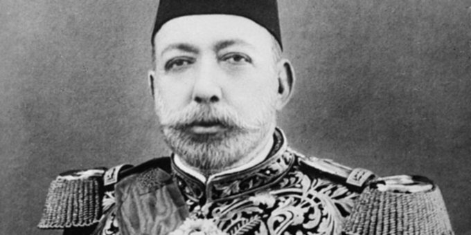 محمد الخامس السلطان الذي انتهت في عهده الإمبراطورية العثمانية وظهر ت تركيا الحديثة